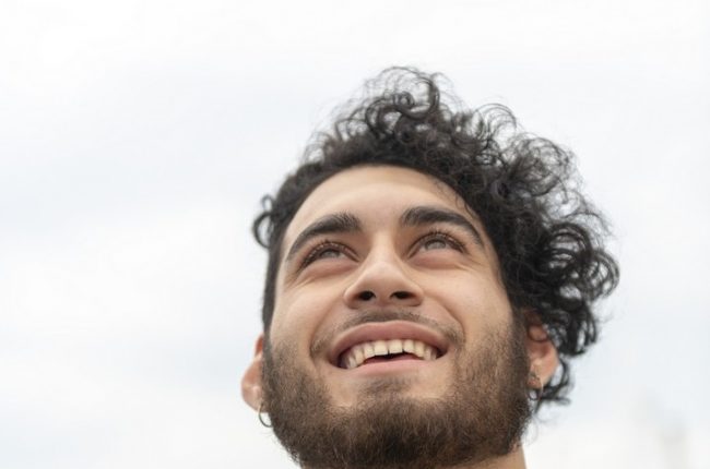 homem com corte de cabelo curto