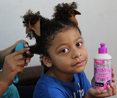 Dia das crianças: saiba como lidar com o cabelo cacheado das