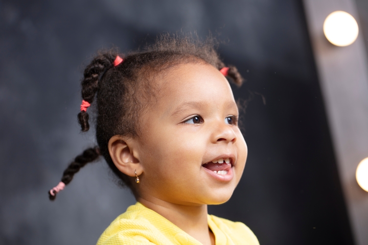 Penteado Infantil com elásticos coloridos, tranças e Maria