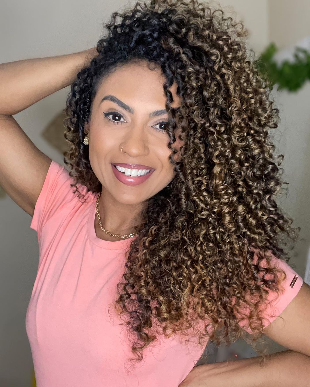 Cabelo cacheado com frizz: 7 dicas para acabar de uma vez por todas com os  fios arrepiados