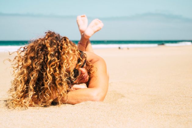 cabelo cacheado na praia 2 630x420 - Cabelo cacheado na praia: dicas e truques de como cuidar