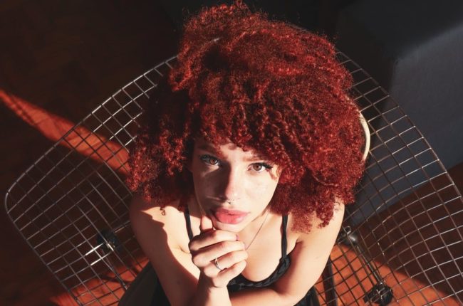5 modelos de cabelo cacheado vermelho para inspirar