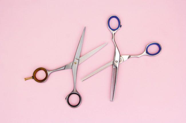 Como cortar o cabelo em casa: dicas e tutorial para fios cacheados