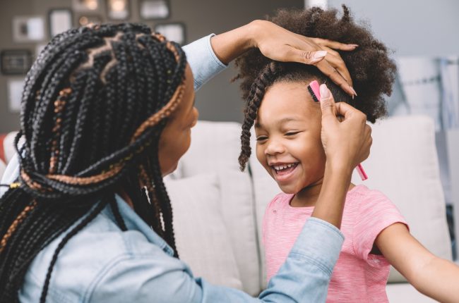 Incentivando crianças com cabelo crespo a amar seus dios naturais