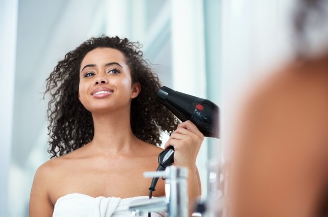 3 truques que vão fazer a diferença na hora de secar o cabelo cacheado