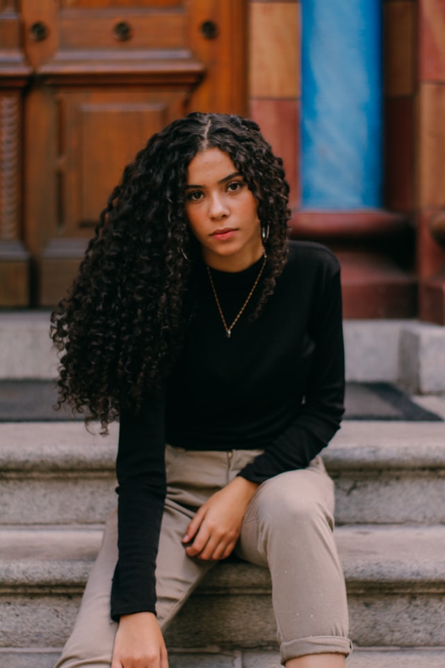 A menina de cabelo cacheado