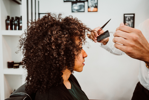 Cabeleireira mostra como um simples corte de cabelo pode fazer toda a  diferença no visual