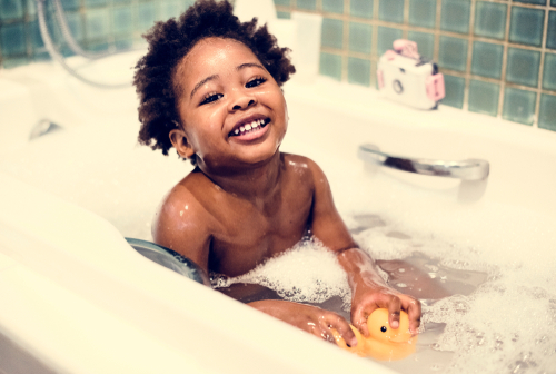 Cabelo crespo infantil: realce os cachos durante o banho das crianças!