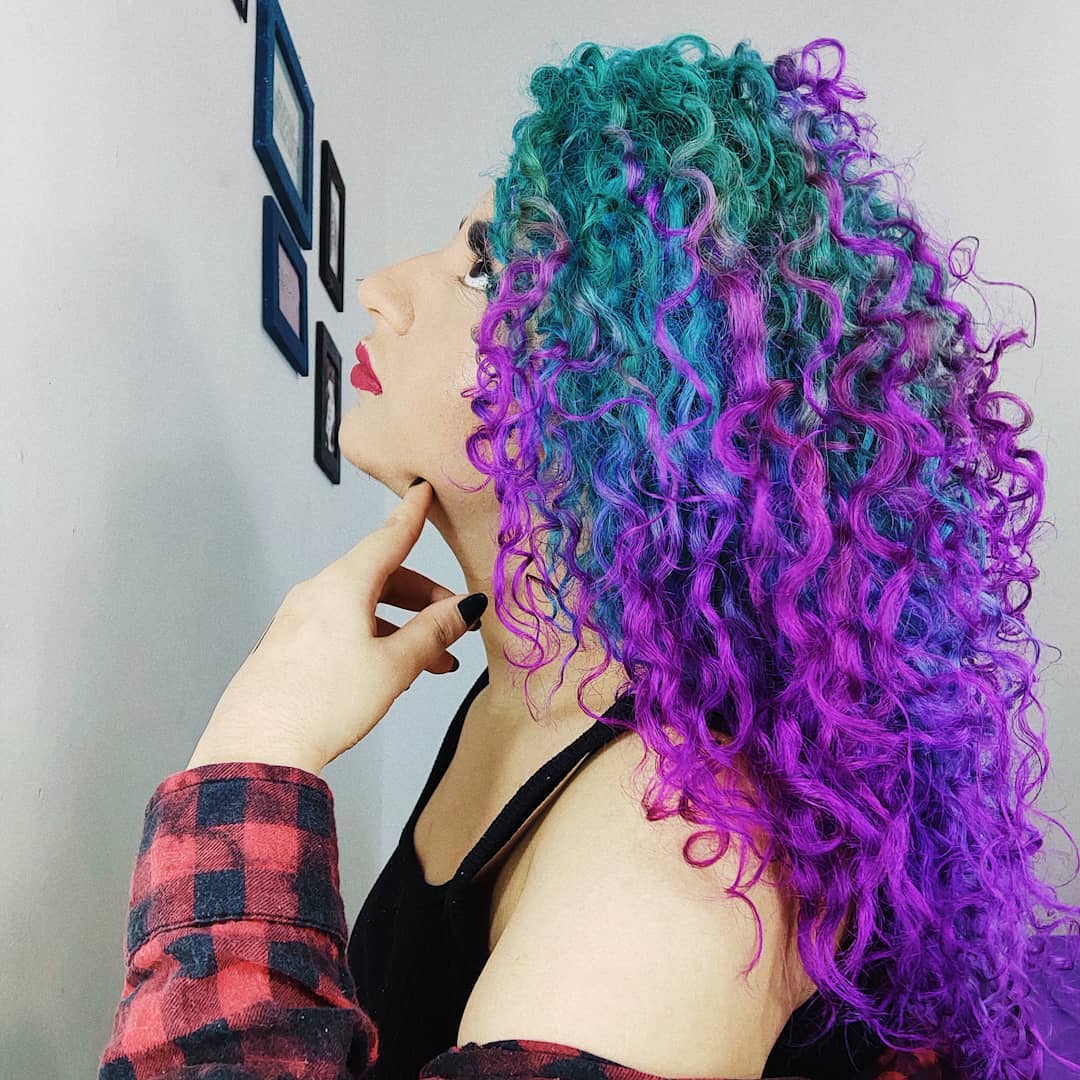 cabelo cacheado com mechas coloridas - Cachos coloridos: 11 Ideias de mechas para cabelos cacheados