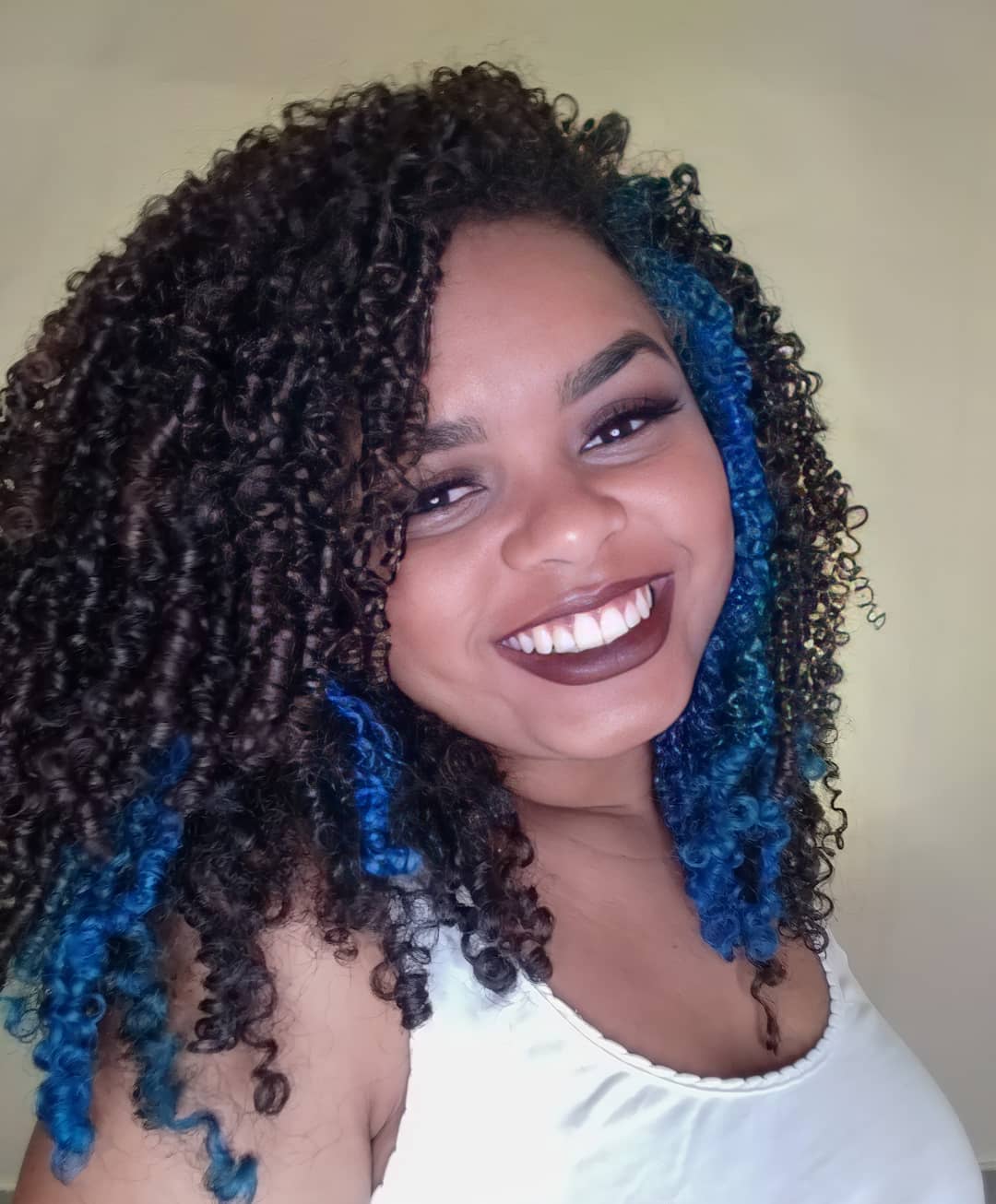 mechas azuis no cabelo - Cabelo cacheado com mechas coloridas:  11 inspirações para colorir os seus cachos