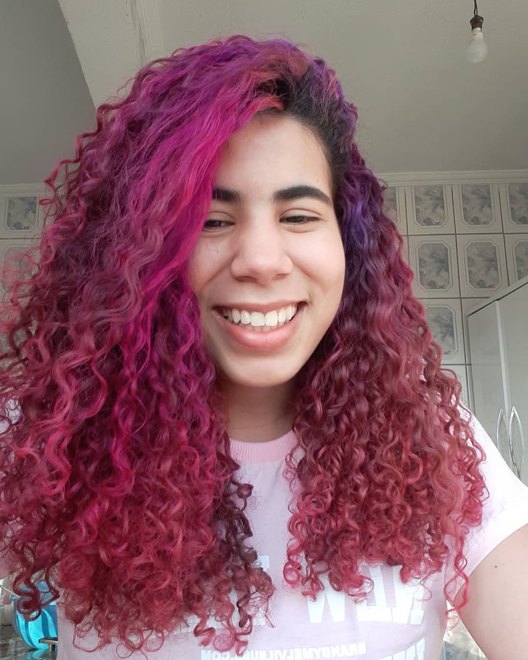 Cabelo cacheado rosa: como pintar e ideias de tonalidades