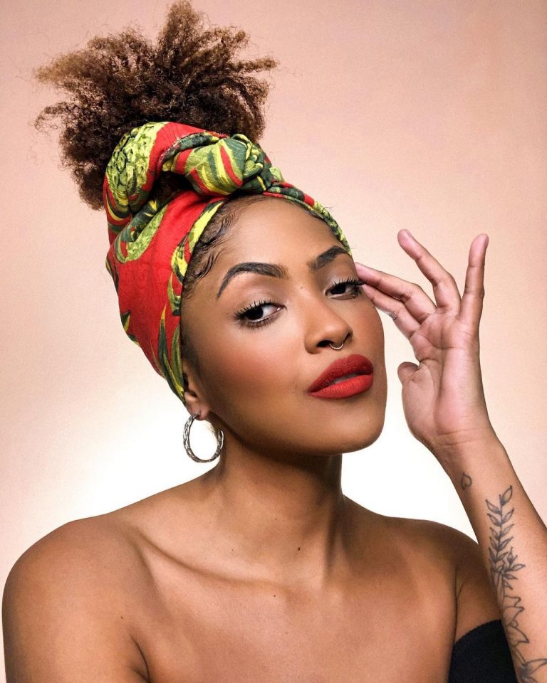 Acessórios para cabelo cacheado: modelos que vão ajudar o seu visual