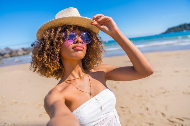 Cuidados capilares no verão para cachos e crespos: o que evitar? Foto 02 4 630x420 - Cuidados capilares no verão para cachos e crespos: o que evitar?
