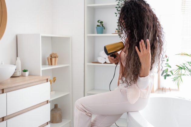 Cuidados capilares no verão para cachos e crespos: o que evitar? Foto 07 1 630x420 - Cuidados capilares no verão para cachos e crespos: o que evitar?