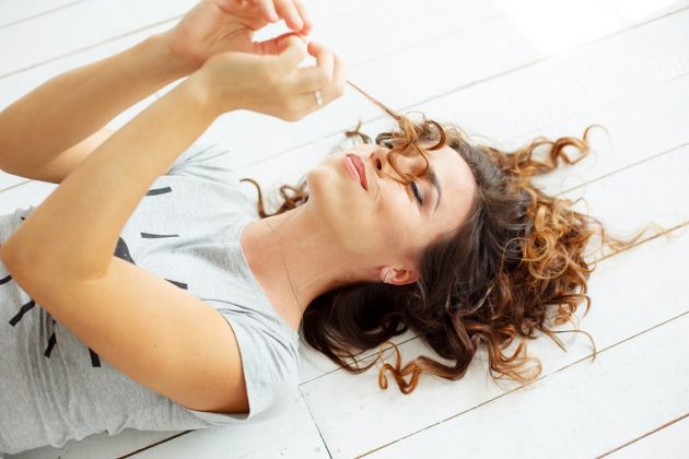 escova polvo para fitagem 630x420 - Escova Polvo para cabelo cacheado: conheça os seus benefícios e saiba como usar