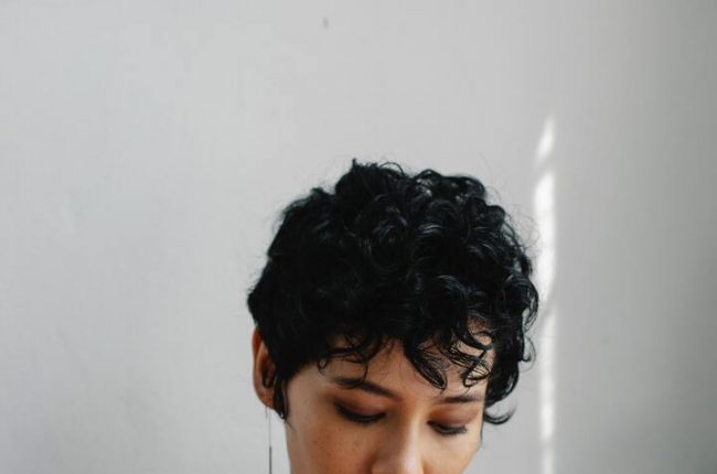 cabelo-ondulado-preto-curto