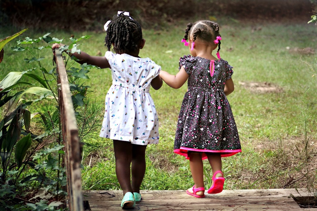 Penteado infantil fácil para cacheadas na diagonal