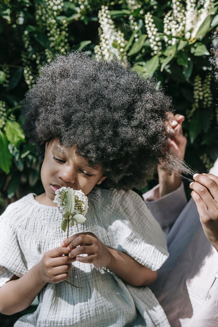 5 penteados para cabelo cacheado infantil - Minha Vida