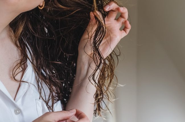 Saiba tudo sobre queda de cabelo: causas, tratamentos e como evitar