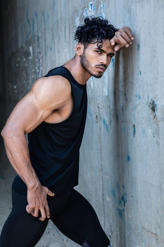 Foto 02 1 533x800 - Cabelo masculino cacheado: cuidados pós-treino e rotina prática para homens ativos