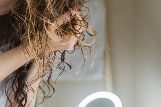 Foto-02-5-630x420 Cabelo “liso armado”? Descubra se você tem cabelo ondulado 2B e aprenda a cuidar dele do jeito certo