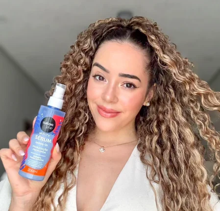 Penteados para o verão: 5 ideias estilosas para arrasar com seus cachos no calor