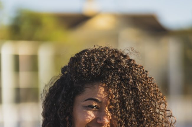 O que é Óleo Sérum? Entenda por que ele virou essencial na rotina capilar