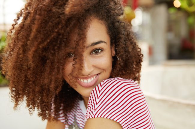 O que é Óleo Sérum? Entenda por que ele virou essencial na rotina capilar