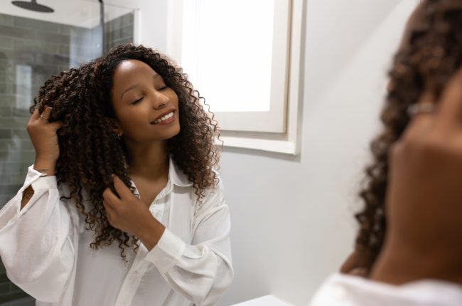 Os 5 maiores erros na finalização de cachos e como corrigir de verdade