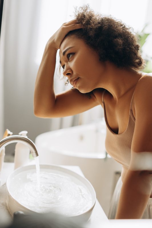 Os 5 maiores erros na finalização de cachos e como corrigir de verdade Foto 06 1 1 533x800 - Os 5 maiores erros na finalização de cachos e como corrigir de verdade