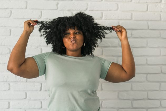 Os 5 maiores erros na finalização de cachos e como corrigir de verdade Foto 07 1 1 630x420 - Os 5 maiores erros na finalização de cachos e como corrigir de verdade